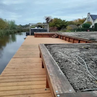 Houtwerk langs het water — beschoeiing en damwand