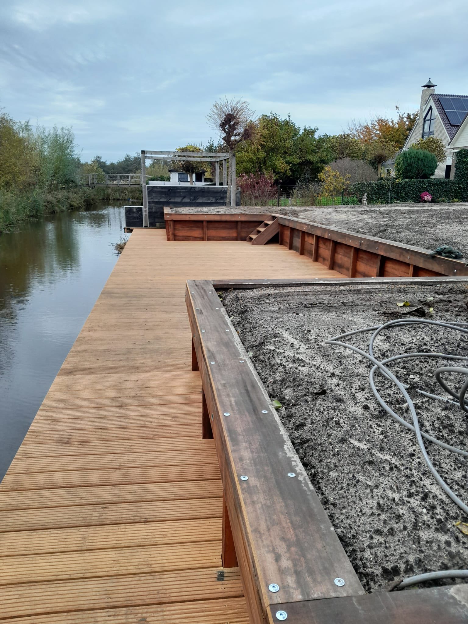 Houtwerk langs het water — beschoeiing en damwand