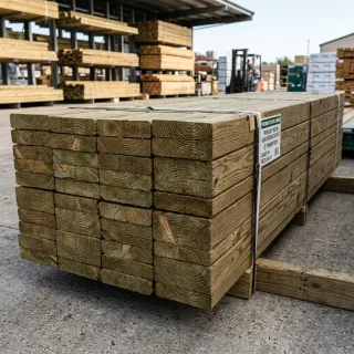 Geïmpregneerd hout — palen, planken en rabat