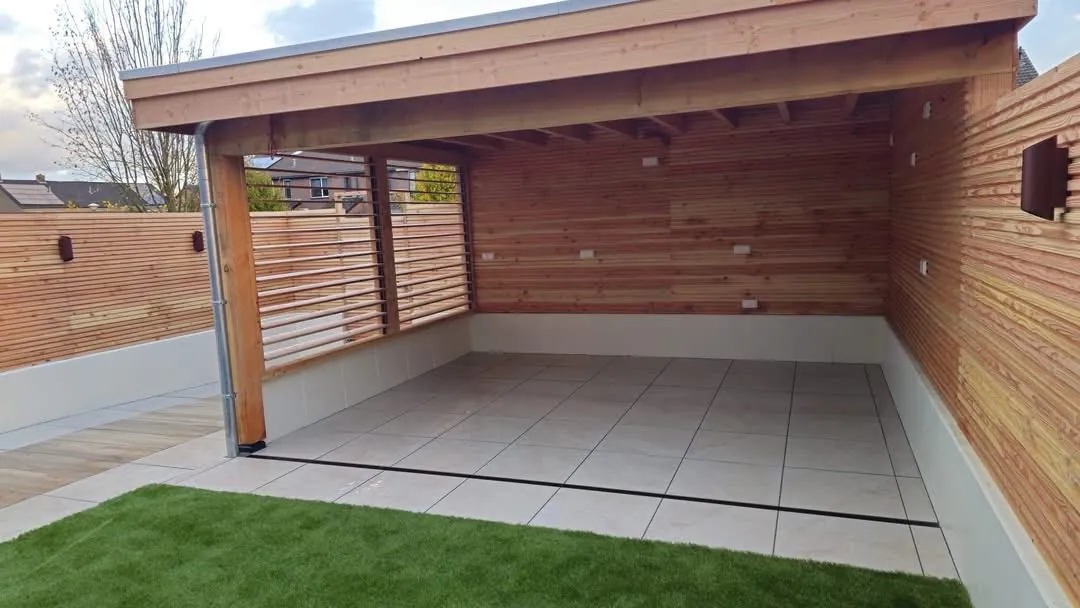 Overdekt terras met zichtbare balkconstructie