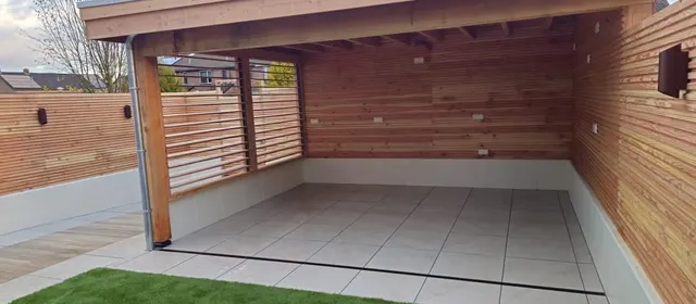 Overdekt terras met zichtbare balkconstructie
