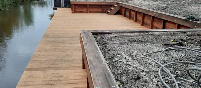 Vlonder aan de gracht van hardhout, overzicht
