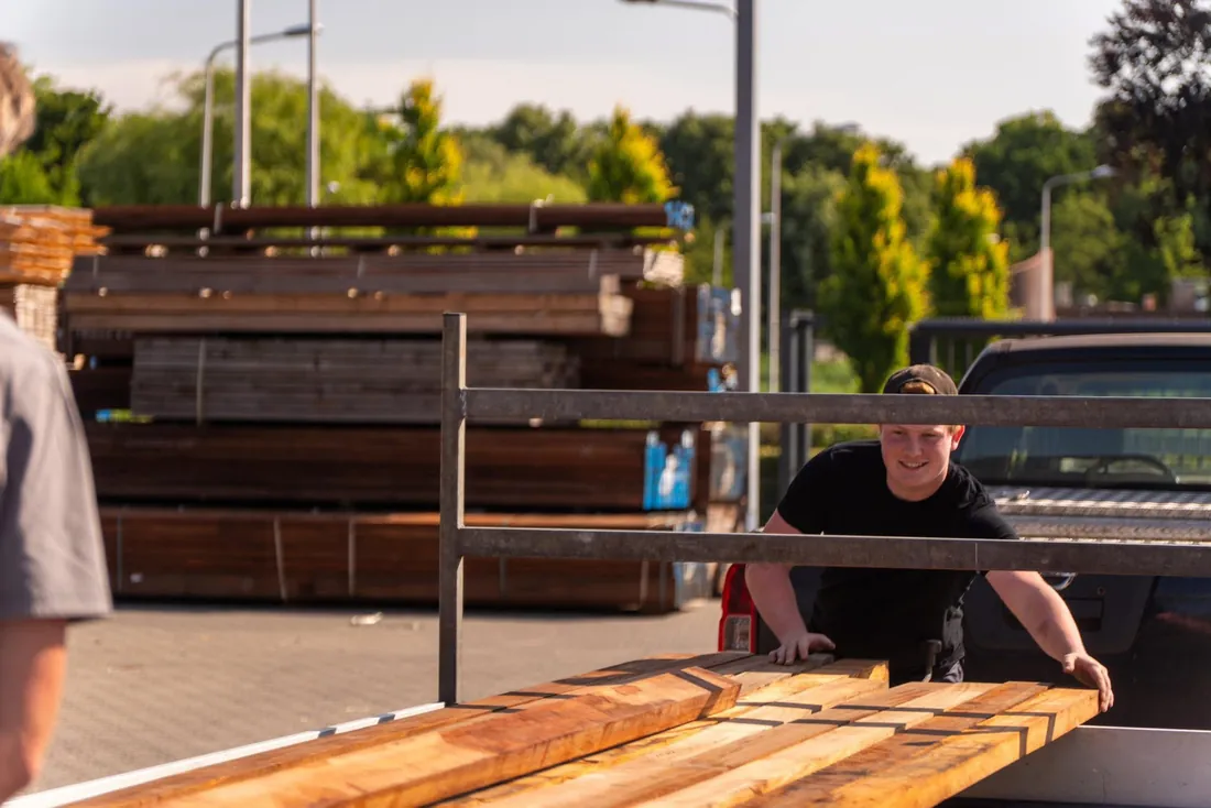 Medewerker in Houthandel Jan Sok shirt bij de heftruck
