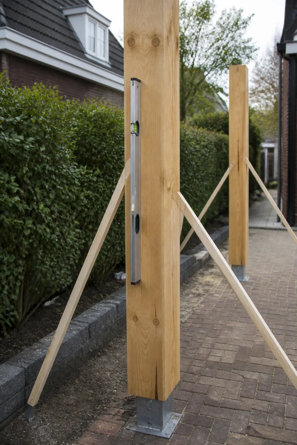 Zware douglas staanders van carport stellen