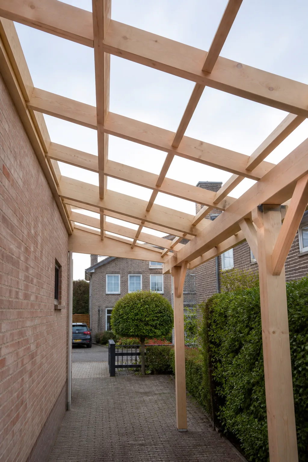 Dakconstructie van houten carport monteren